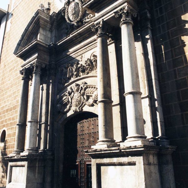 Tarragona.- Església barroca de S. Agustí, S. XVI amb la porta flanquejada per columnes i el timpà decorat amb un fris de l’Epifania (6/1999)
