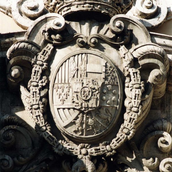 Tarragona.- Església barroca de S. Agustí, S. XVI Amb l’escut de Carles III que corona la portalada (6/1999)