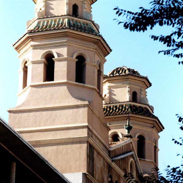 Tarragona.- Església barroca de S. Agustí, S. XVI. Campanars de torre que flanquegen la façana acabats amb teulades de ceràmica vidriada (12/1998)
