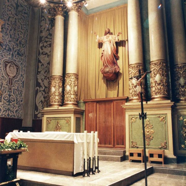 Tarragona.- Església barroca de S. Agustí, S. XVI. Altar major presidit pel Sagrat Cor flanquejat per columnes que sostenen un gran entaulament (12/1998)