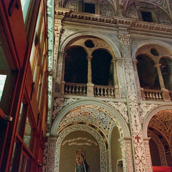 Tarragona.- Església barroca de S. Agustí, S. XVI decorada amb esgrafiats. Les capelles laterals sostenen tribunes i al damunt hi ha altres obertures rectangulars (12/1998)