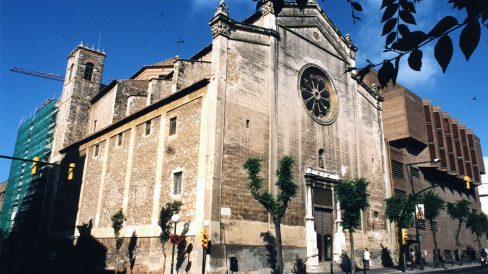 Tarragona.- Església barroca de Sant Francesc, S. XVIII/XIX. Portalada flanquejada per columnes i pilastres i al damunt una fornícula i una rosassa (6/1999)