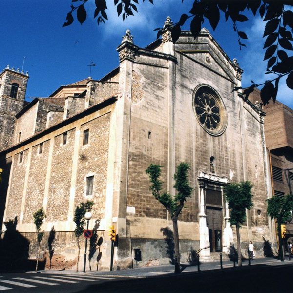 Tarragona.- Església barroca de Sant Francesc, S. XVIII/XIX. Portalada flanquejada per columnes i pilastres i al damunt una fornícula i una rosassa (6/1999)