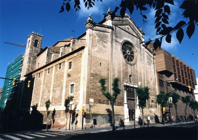 Tarragona.- Església barroca de Sant Francesc, S. XVIII/XIX. Portalada flanquejada per columnes i pilastres i al damunt una fornícula i una rosassa (6/1999)