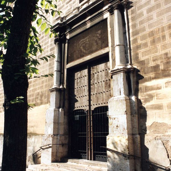 Tarragona.- Església barroca de Sant Francesc, S. XVIII/XIX. Portalada flanquejada per columnes i pilastres i al damunt una fornícula i una rosassa (6/1999)