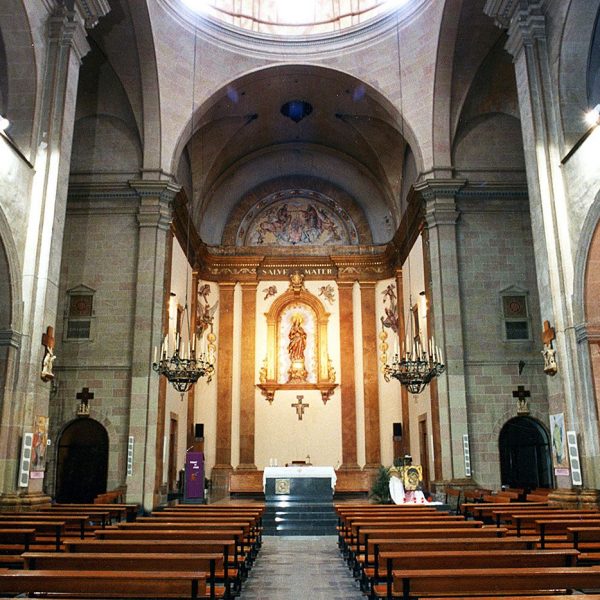 Tarragona.- Església barroca de Sant Francesc, S. XVIII/XIX d’una sola nau amb capelles laterals que sostenen tribunes (12/1998)