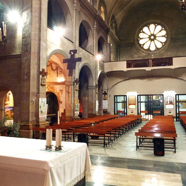 Tarragona.- Església barroca de Sant Francesc, S. XVIII/XIX. Vista del fons de la nau amb el cor en voladís sobre la nau (12/1998)