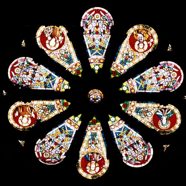 Tarragona.- Església barroca de Sant Francesc, S. XVIII/XIX. Rosassa radial de la façana amb vitralls de colors afegida l’any 1911 (12/1998)