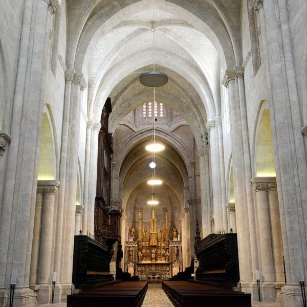 Tarragona.- Catedral de Santa Maria S. XII/XIV de planta de creu llatina de tres naus cobertes amb voltes de creueria sostingudes per pilars cruciformes (12/2017)
