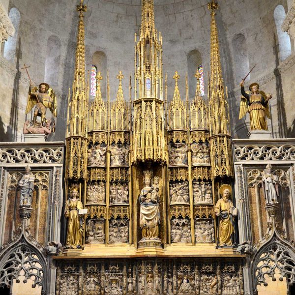 Tarragona.- Catedral de Santa Maria S. XII/XIV. Retaule de l’Altar Major d’alabastre policromat de Pere Joan del S. XV (12/2017)