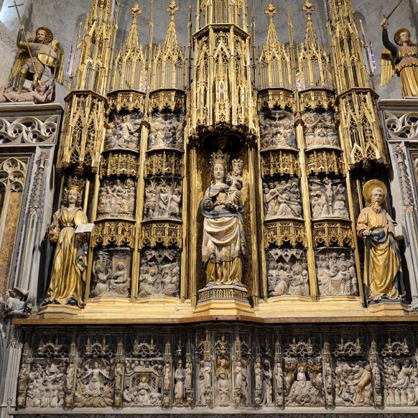 Tarragona.- Catedral de Santa Maria S. XII/XIV. Retaule de l’Altar Major d’alabastre policromat de Pere Joan del S. XV (12/2017)