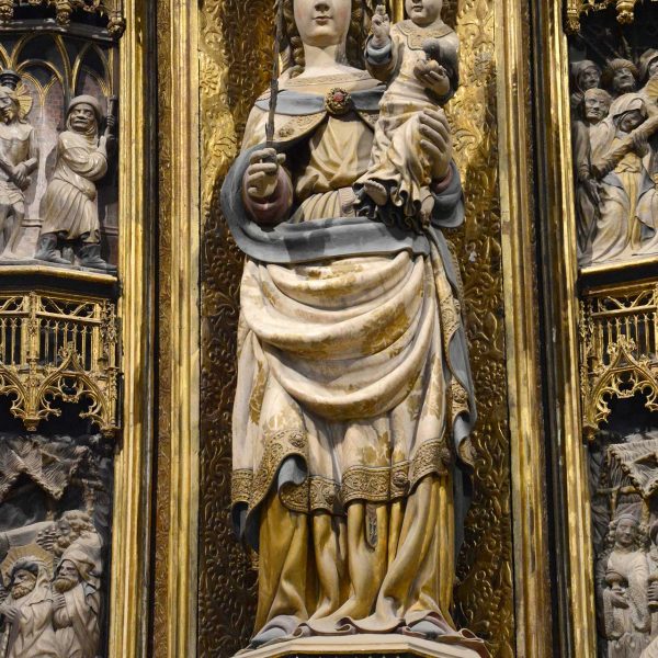 Tarragona.- Catedral de Santa Maria S. XII/XIV. Verge amb el nen ocupant el centre del retaule major de Pere Joan (12/2017)