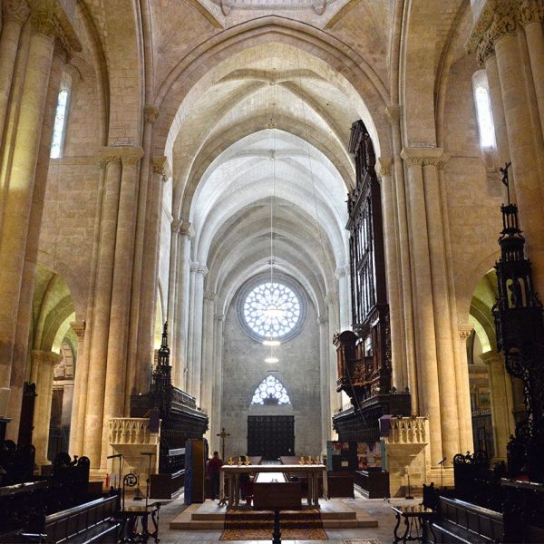 Tarragona.- Catedral de Santa Maria S. XII/XIV. Vista del fons de les tres naus cobertes amb voltes de creueria sostingudes per pilars cruciformes. (12/2017)