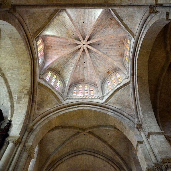 Tarragona.- Catedral de Santa Maria S. XII/XIV. Cimbori octogonal del S. XIII aixecat sobre el creuer il·luminat per finestres amb vitralls del colors (12/2017)