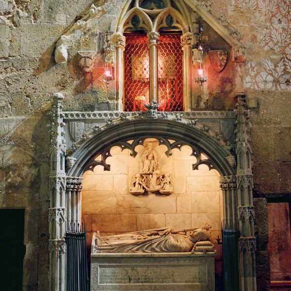 Tarragona.-Catedral de Sta. Maria. Sepulcre de l’Arquebisbe Joan d’Aragó del S. XIV d’autor desconegut. Posteriorment se li van afegir cinc sants (4/1999)