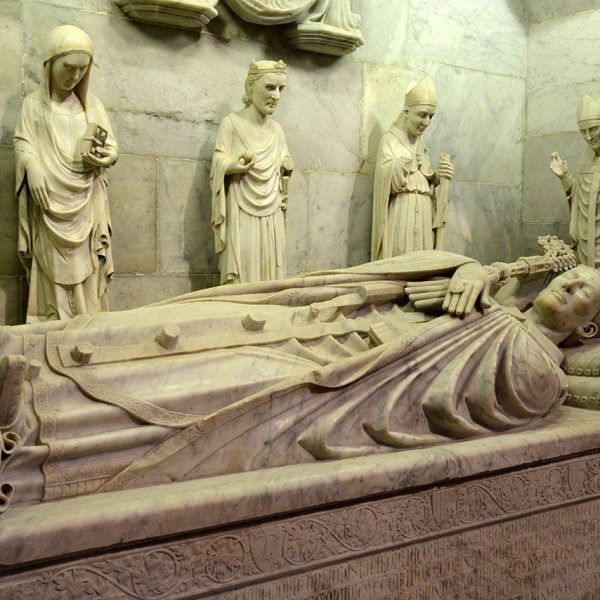 Tarragona.-Catedral de Sta. Maria. Sepulcre de marbre de l’Arquebisbe Joan d’Aragó del S. XIV d’autor desconegut acompanyat de les imatges de cinc sants (12/2017)