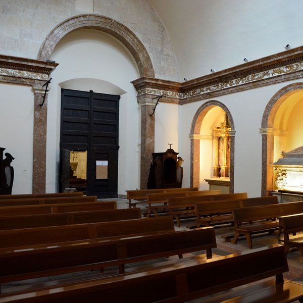 Tarragona.- Catedral de Santa Maria. Vista del fons de la Capella del Santíssim on hi figura el sepulcre del seu fundador l’arquebisbe Agustí Albanell (12/2017)