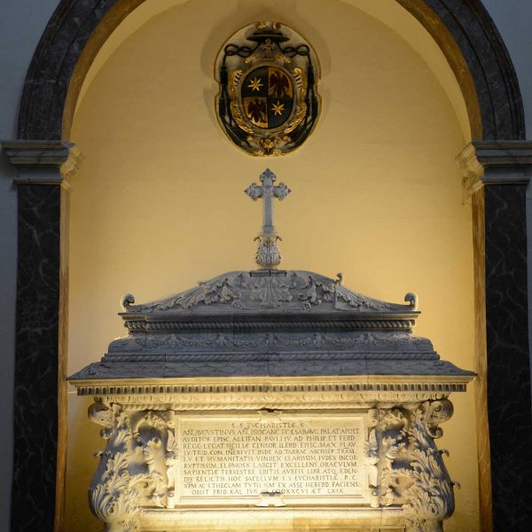 Tarragona.- Catedral de Santa Maria. Capella del Santíssim dissenyada per Pere Blai amb el sepulcre del fundador de la capella l’arquebisbe Agustí Albanell (12/2017)