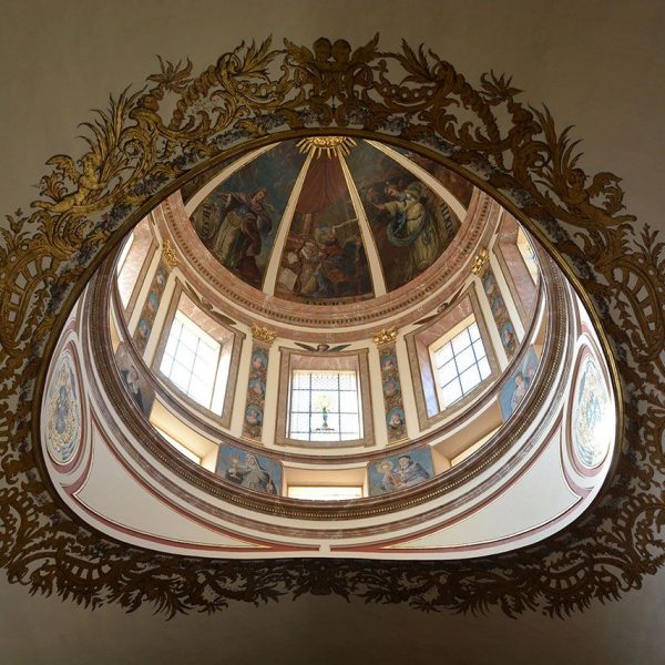 Tarragona.- Catedral de Santa Maria. Capella del Santíssim de Pere Blai amb el cimbori decorat amb pintures de sants i personatges de l’antic testament (12/2017)