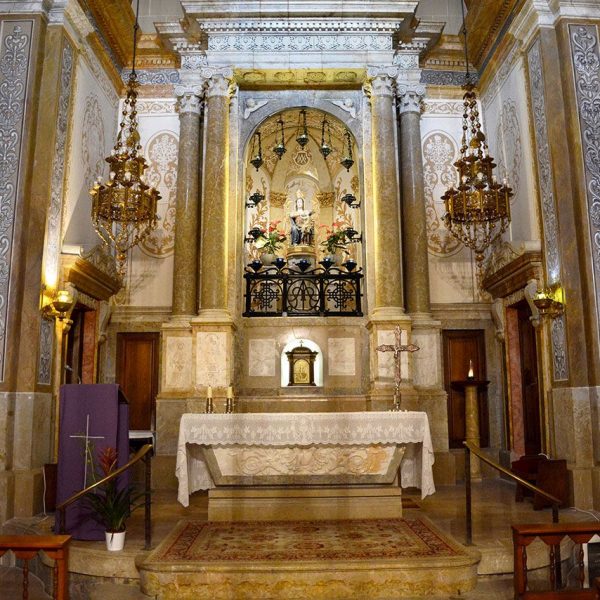 Tarragona.- Catedral de Santa Maria. Capella Mare de Déu del Claustre, S. XVI/XVII amb un retaule d’alabastre fets per Bernat i Josep Verderol (12/2017)