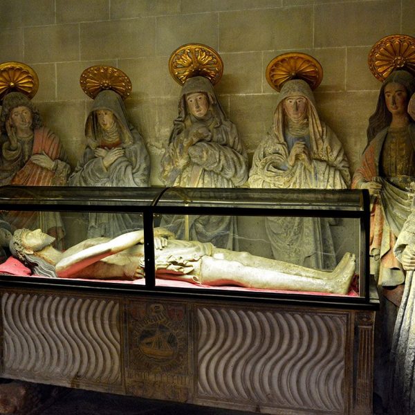Tarragona.- Catedral de Santa Maria. Capella gòtica del Sant Sepulcre, S. XV amb un sarcòfag amb el Crist jacent dins una urna de vidre de l’any 1800 (12/2017)