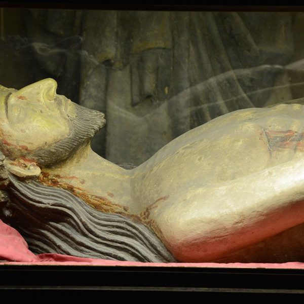 Tarragona.- Catedral de Santa Maria. Capella gòtica del Sant Sepulcre, S. XV amb un sarcòfag amb el Crist jacent dins una urna de vidre de l’any 1800 (12/2017)