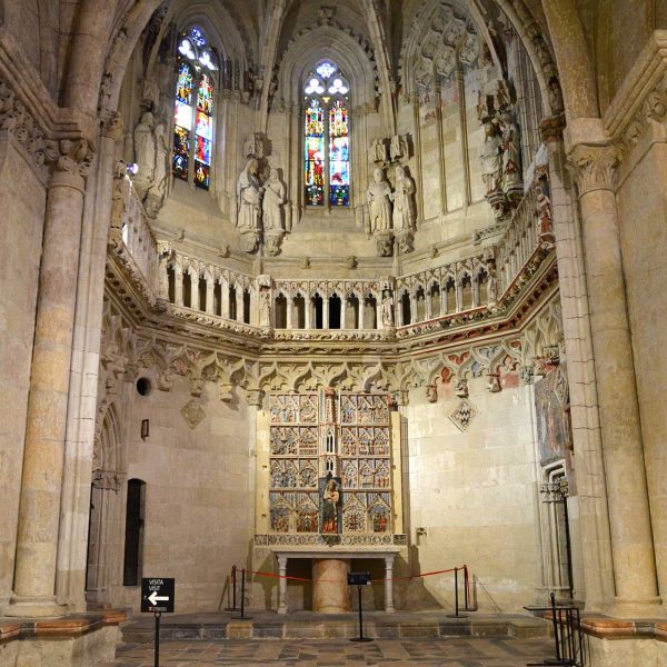 Tarragona.- Catedral de Santa Maria. Capella gòtica dels Sastres, S. XV coberta de volta estrellada. Té finestrals amb vitralls de colors, d’altres cecs o pintats (12/2017)
