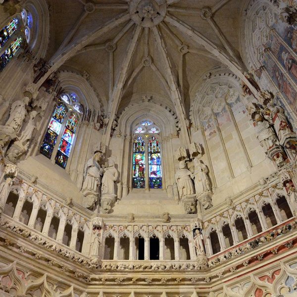 Tarragona.- Catedral de Santa Maria. Capella gòtica dels Sastres, S. XV coberta de volta estrellada. Té finestrals amb vitralls de colors, d’altres cecs o pintats (12/2017)