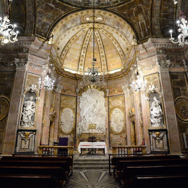 Tarragona.- Catedral de Santa Maria. Capella de Santa Tecla, S. XVIII d’estil classicista decorada amb relleus i escultures de Carles Sala (12/2017)