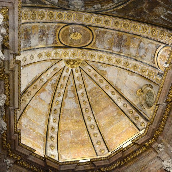 Tarragona.- Catedral de Santa Maria. Capella de Santa Tecla, S. XVIII d’estil classicista decorada amb relleus i escultures de Carles Sala (12/2017)