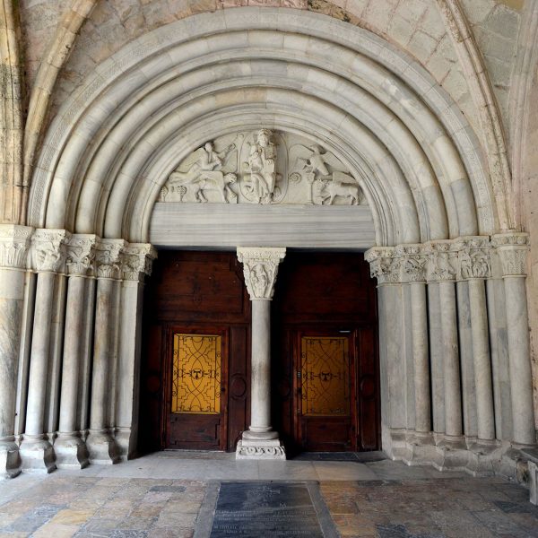Tarragona.- Catedral de Santa Maria. Porta entre claustre i església, S. XIII de tres arquivoltes d’arc semicircular amb capitells decorats (12/2017)