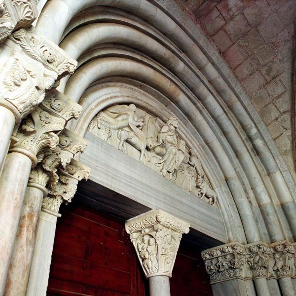 Tarragona.- Catedral de Santa Maria. Porta entre claustre i església, S. XIII de tres arquivoltes d’arc semicircular amb capitells decorats (4/1999)