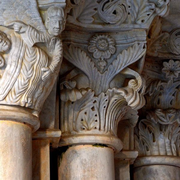 Tarragona.- Catedral de Santa Maria. Porta entre claustre i església, S. XIII de tres arquivoltes d’arc semicircular amb capitells decorats (12/2017)