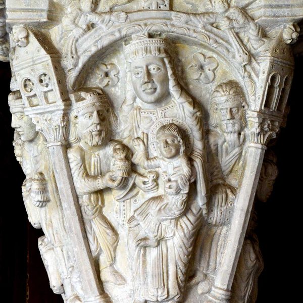 Tarragona.- Catedral de Santa Maria. Porta entre claustre i església, S. XIII. Imatge del mainell decorat amb escenes de l’adoració dels reis (12/2017)