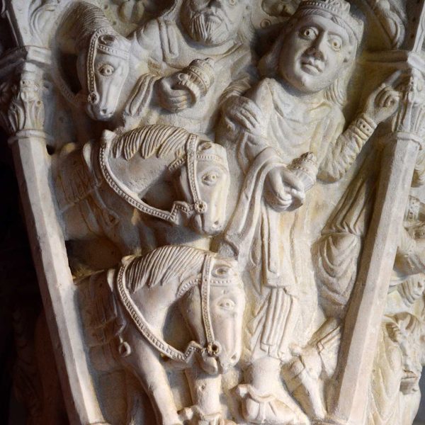 Tarragona.- Catedral de Santa Maria. Porta entre claustre i església, S. XIII. Imatge del mainell decorat amb escenes de l’adoració dels reis (12/2017)