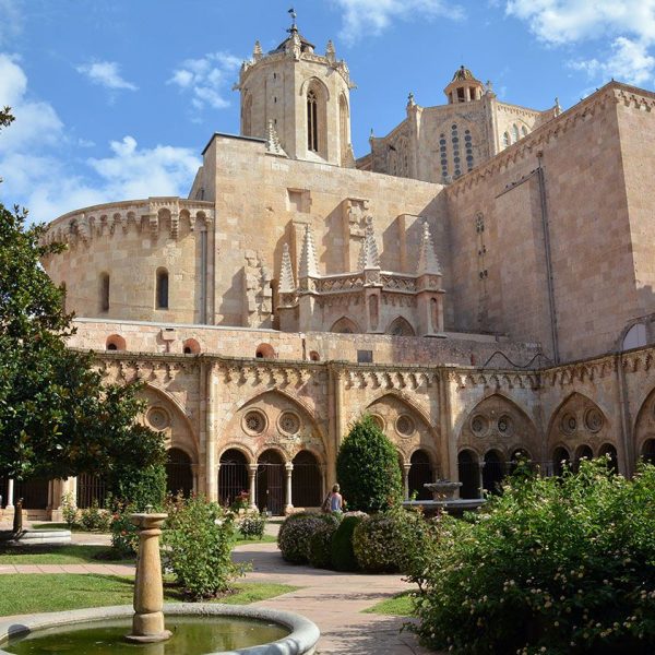 Tarragona.- Catedral de Santa Maria. Claustre dels S. XII/XIII de planta quadrangular amb quatre galeries cobertes amb voltes de creueria (8/2015)