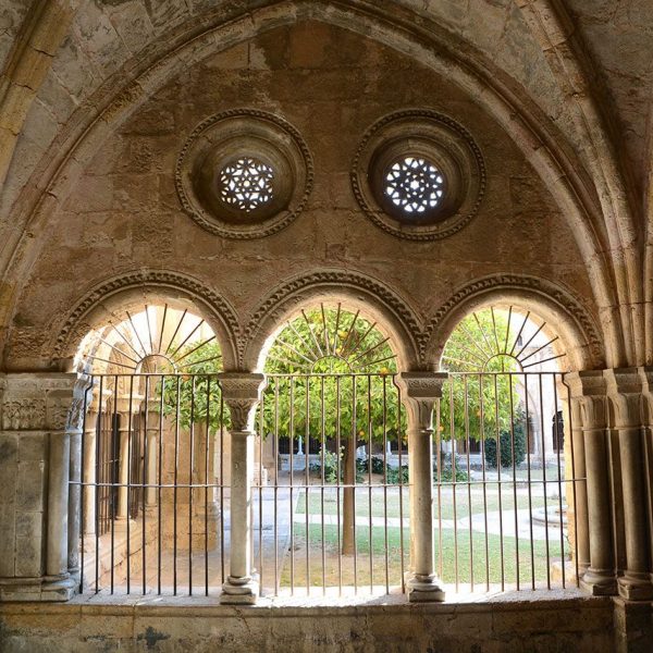Tarragona.- Catedral de Santa Maria. Claustre dels S. XII/XIII format per trams d’arcs ogivals on hi ha inscrits tres arcs de mig punt sobre dobles columnes (12/2017)