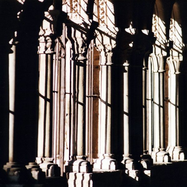 Tarragona.- Catedral de Santa Maria. Claustre dels S. XII/XIII format per trams d’arcs ogivals on hi ha inscrits tres arcs de mig punt sobre dobles columnes (9/1998)