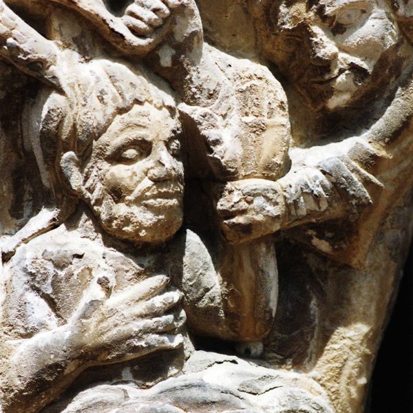 Tarragona.- Catedral de Santa Maria. Claustre dels S. XII/XIII amb una variada temàtica esculpida en els capitells de tipus humà, vegetal o animal (5/1999)