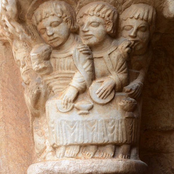 Tarragona.- Catedral de Santa Maria. Claustre dels S. XII/XIII amb una variada temàtica esculpida en els capitells de tipus humà, vegetal o animal (12/2017)