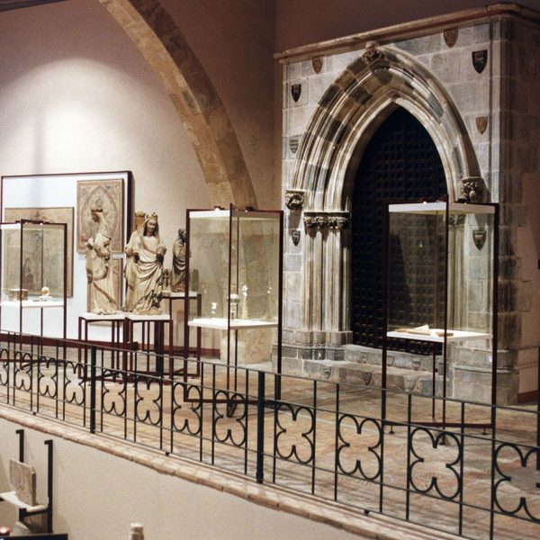 Tarragona.- Catedral de Sta. Mª. Museu Diocesà situat al claustre on es mostra peces arqueològiques, pintura de varies èpoques, mobiliari, llibres o manuscrits (9/1998)