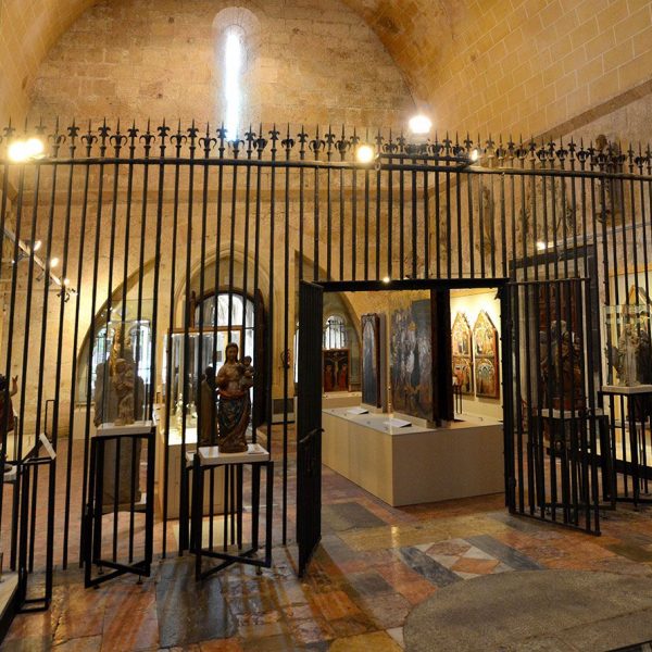 Tarragona.- Catedral de Santa Maria. Capella del Corpus Christi. Vista del fons de la capella amb una reixa de forja que separa la nau del presbiteri (11/2017)