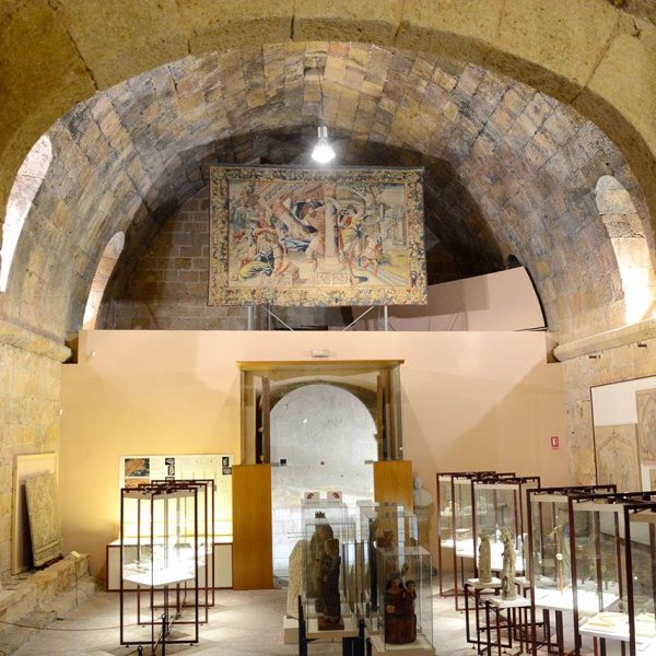 Tarragona.- Catedral de Santa Maria. Sala del Museu Diocesà situat al refectori dels Canonges del S. XII on es conserva part d’un mur romà del S. I (12/2017)
