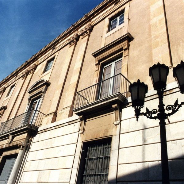 Tarragona.- Palau de l’Arquebisbe d’estil neoclàssic del S. XIX de tres plantes. La porta principal està flanquejada per columnes amb capitells jònics (11/1998)