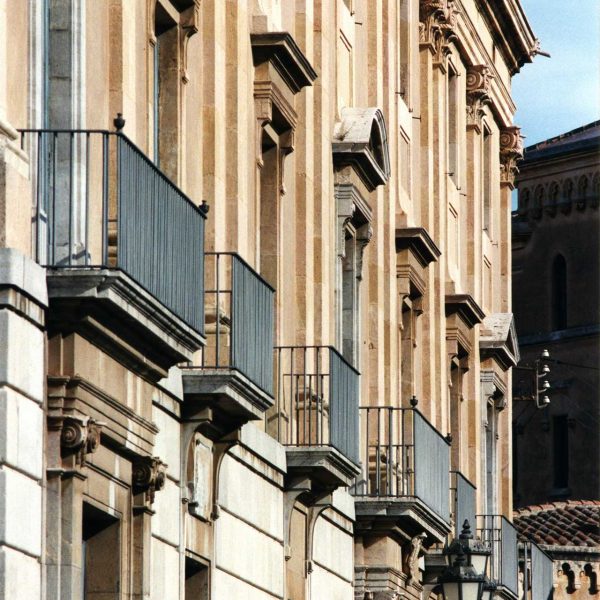 Tarragona.- Palau de l’Arquebisbe d’estil neoclàssic del S. XIX. Façana vista de perfil amb set balconades. La central més sobresortida (11/1998)
