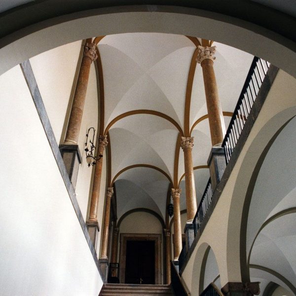 Tarragona.- Palau de l’Arquebisbe d’estil neoclàssic del S. XIX. Escalinata del pati central i galeria del primer pis suportat per columnes i arcs ogivals (12/1998)
