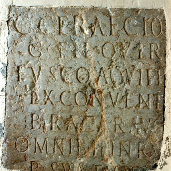 Tarragona.- Palau de l’Arquebisbe d’estil neoclàssic del S. XIX. Mur del pati on es troben encastades làpides sepulcrals romanes (12/1998)