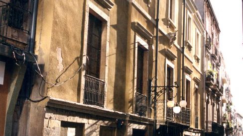 Tarragona.- Antiga Casa de la Ciutat, S. XIV de planta baixa i dos pisos. A la baixa conserva estructures del S. XIV i actualment ubica la oficina de turisme (11/1998)