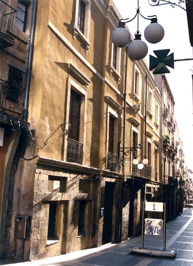 Tarragona.- Antiga Casa de la Ciutat, S. XIV de planta baixa i dos pisos. A la baixa conserva estructures del S. XIV i actualment ubica la oficina de turisme (11/1998)