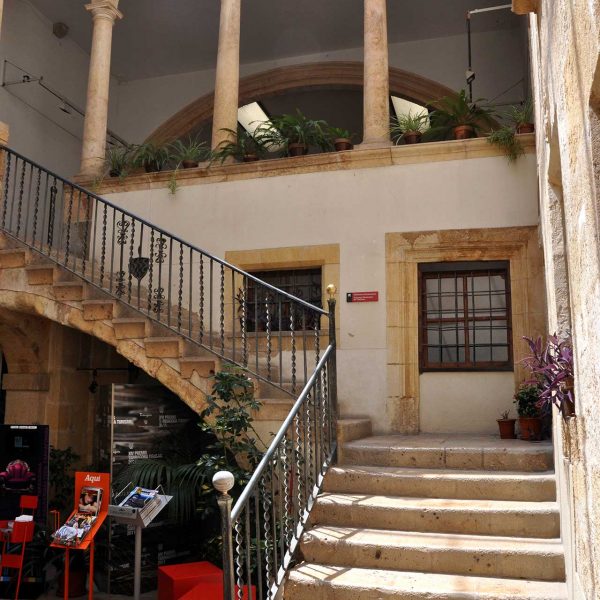 Tarragona.- Antiga Casa de la Ciutat, edifici del S. XIV de planta baixa i dos pisos. Pati central, escala i galeria renaixentista dels S. XVI/XVII (7/2012)